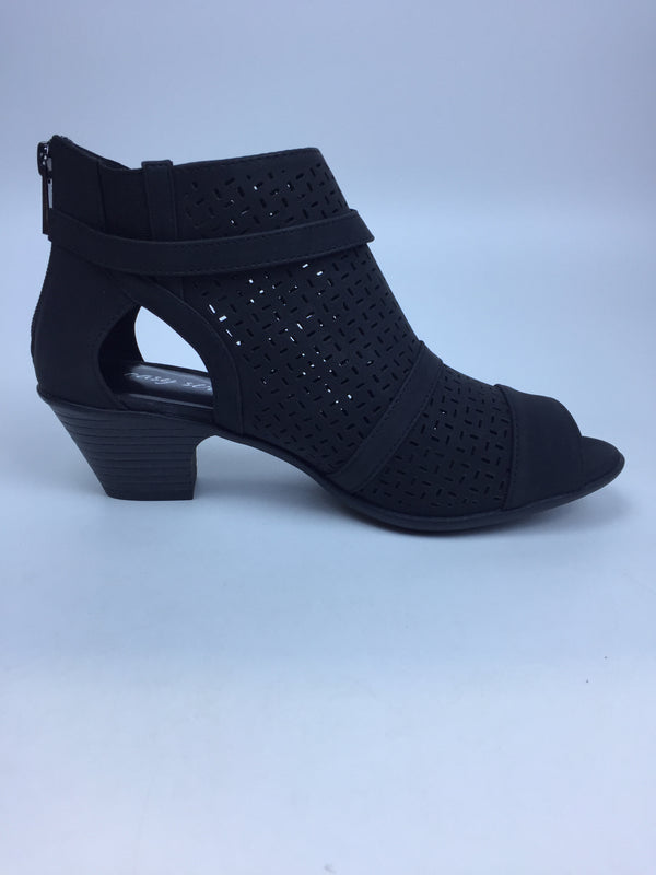 Easy Street Women Carrigan Heeled Sandal Black 7 Wide US Pair of Shoes