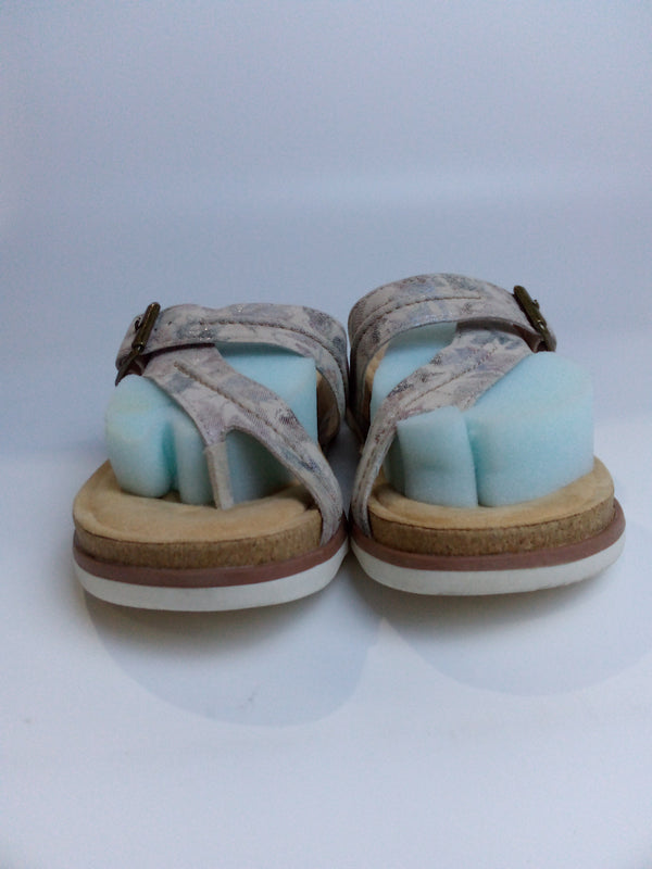 Clarks Brynn Madi Flat Sandal Sand Interest 7.5 Wide Pair of Shoes