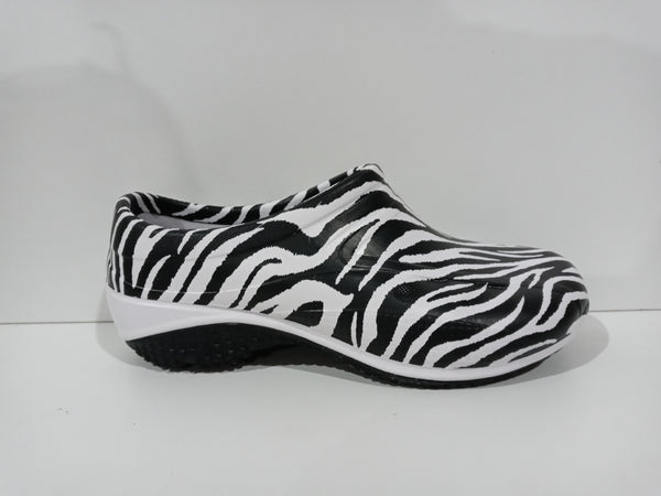 Anywears Women Size 5 White/black Zone Pair Of Shoes
