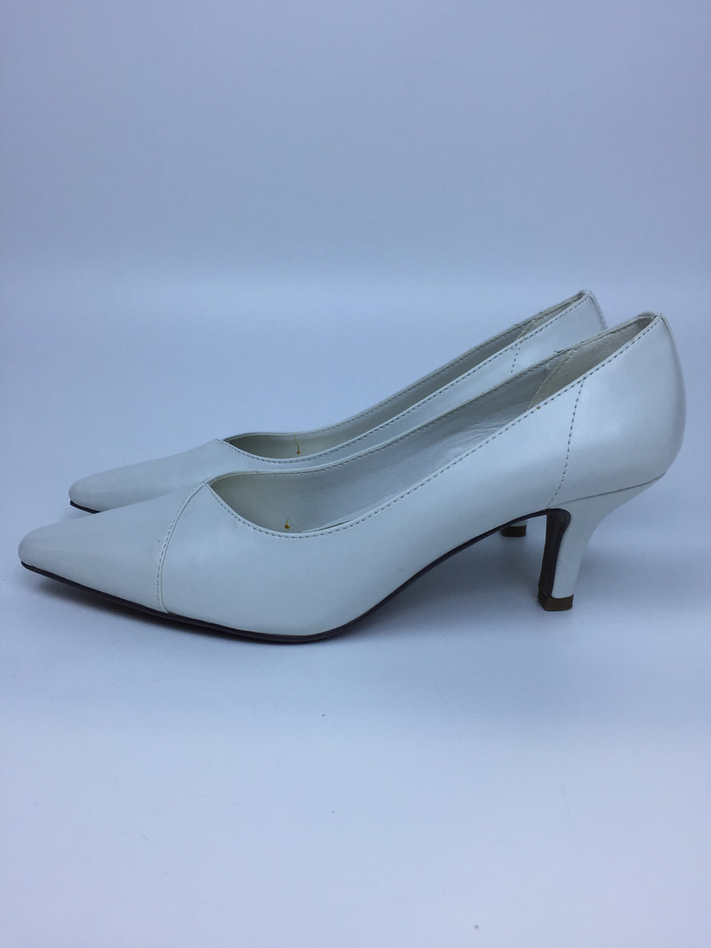 Easy Street Women's Chiffon Pump White 6 W Us Pair of Shoes