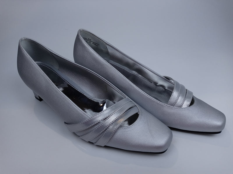 Easy Street Women Entice Dress Shoe Silver 8 W US Pair Of Shoes