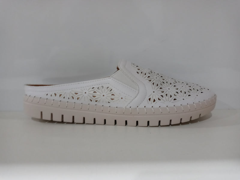 Easy Street Women's Mule White 8.5 Wide Pair Of Shoes