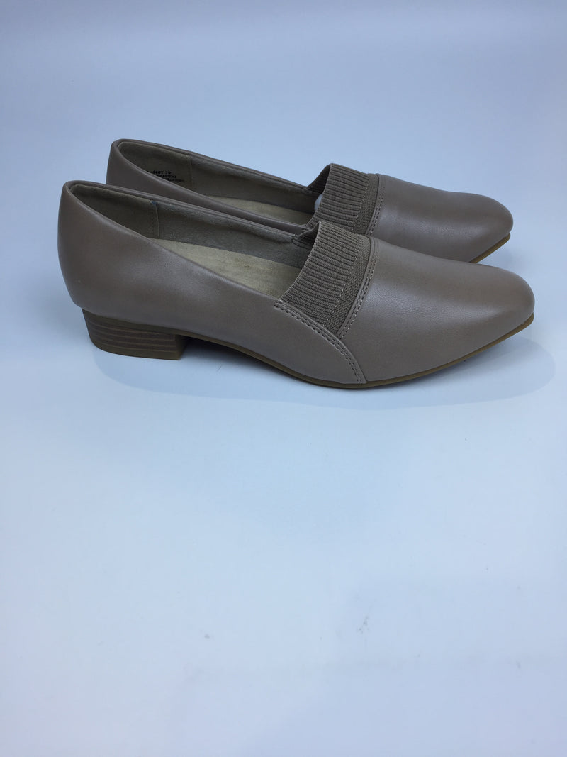 Easy Street Women's Pump Taupe 7 Wide Pair of Shoes