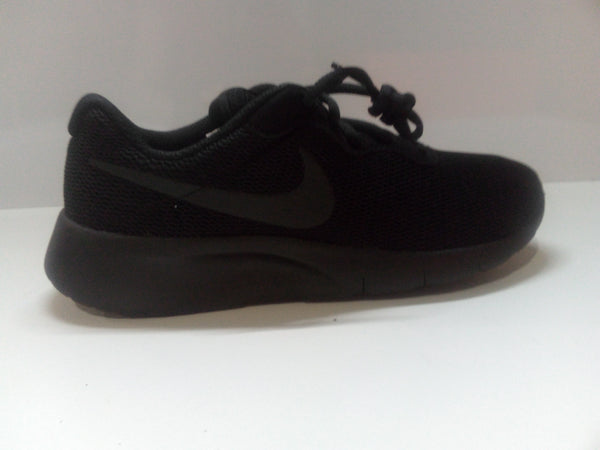 Nike Boys Sneaker Size 5 Pair Of Shoes