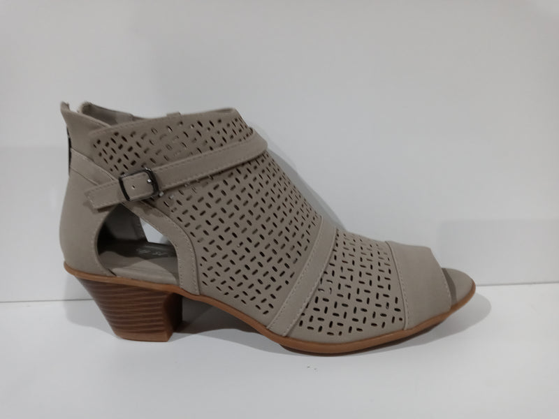 Easy Street Women Carrigan Heeled Sandal Grey Size 9.5 Pair Of Shoes