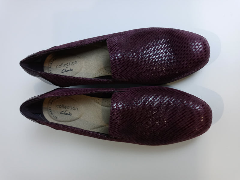 Clarks Women's Juliet Hanley Loafer Burgundy Interest Size 6 Pair Of Shoes