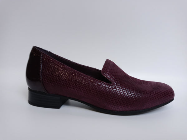 Clarks Women's Juliet Hanley Loafer Burgundy Interest Size 6 Pair Of Shoes