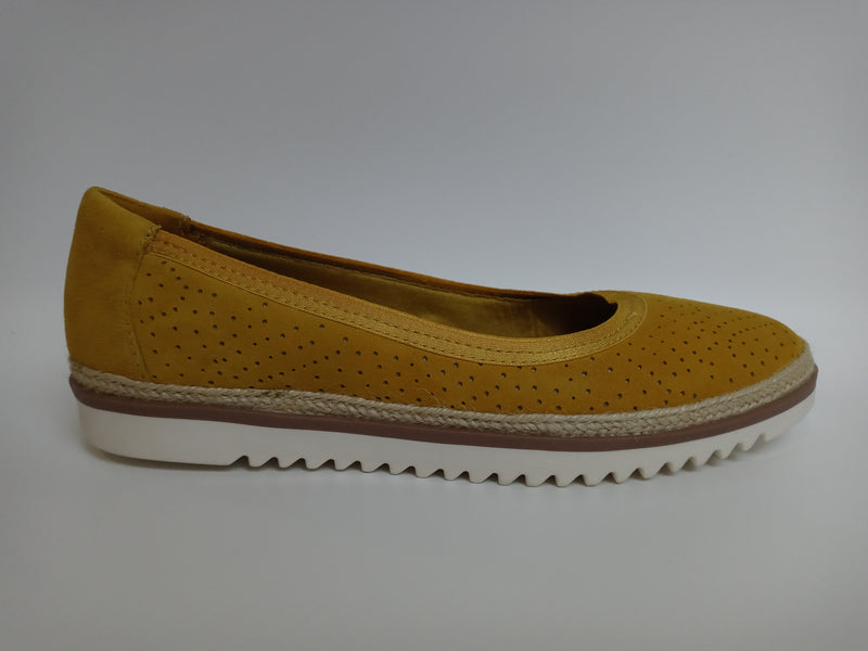 Clarks Women's Serena Kellyn Loafer Flat Yellow Suede Size 8 Pair Of Shoes